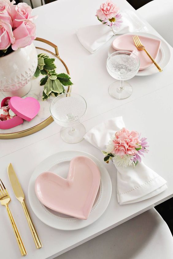 So pretty! DIY Flower Napkin Rings for Valentine's Day tablescape (click through for tutorial)